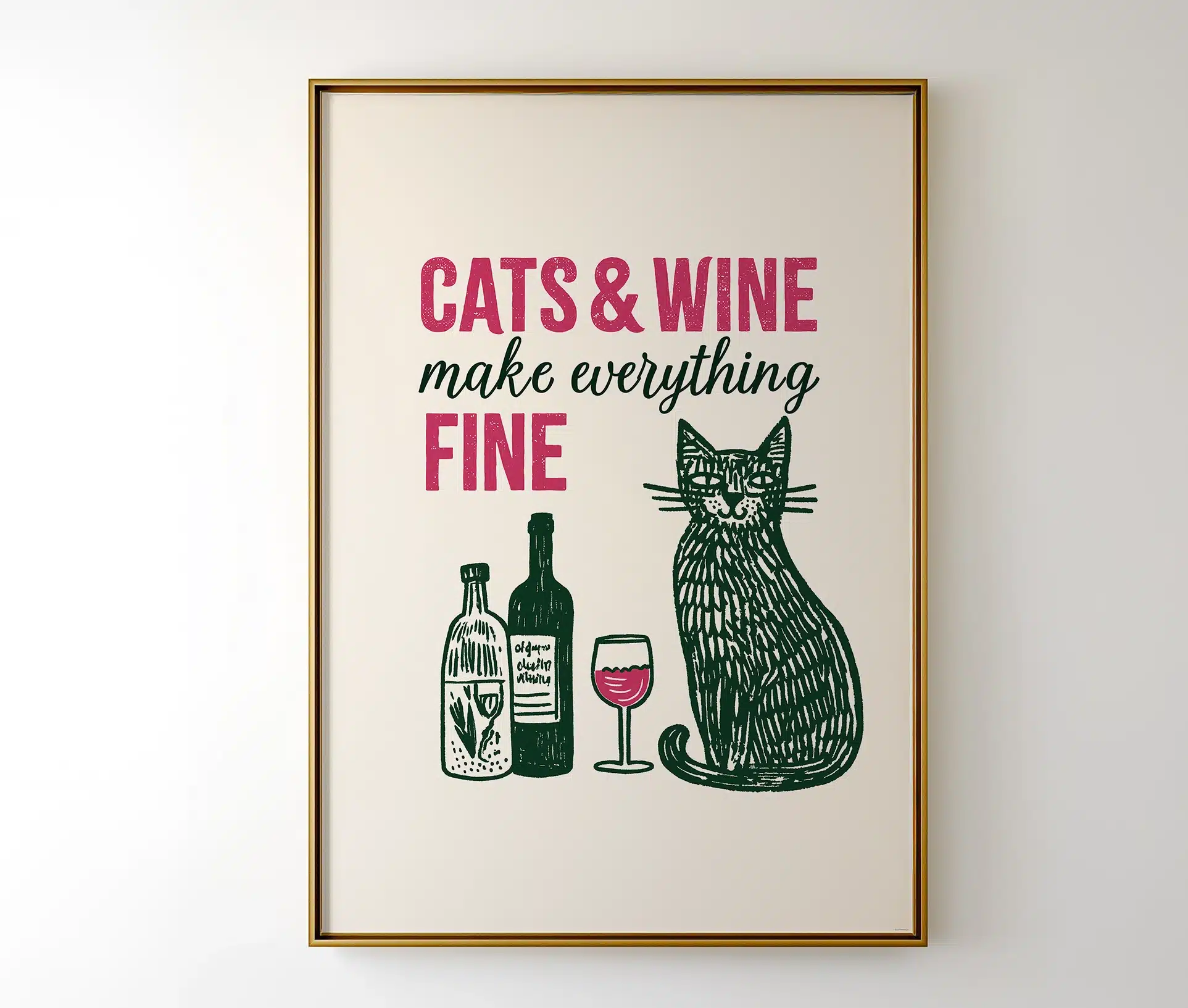 Plakat i messingramme med kat, vinflasker og citat.