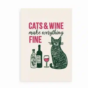 Grafisk plakat med kat, vinflasker og teksten “Cats & Wine make everything fine”.