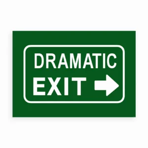Grafisk plakat med grøn baggrund og hvid tekst, der ligner et vejskilt med ordene “Dramatic Exit”.