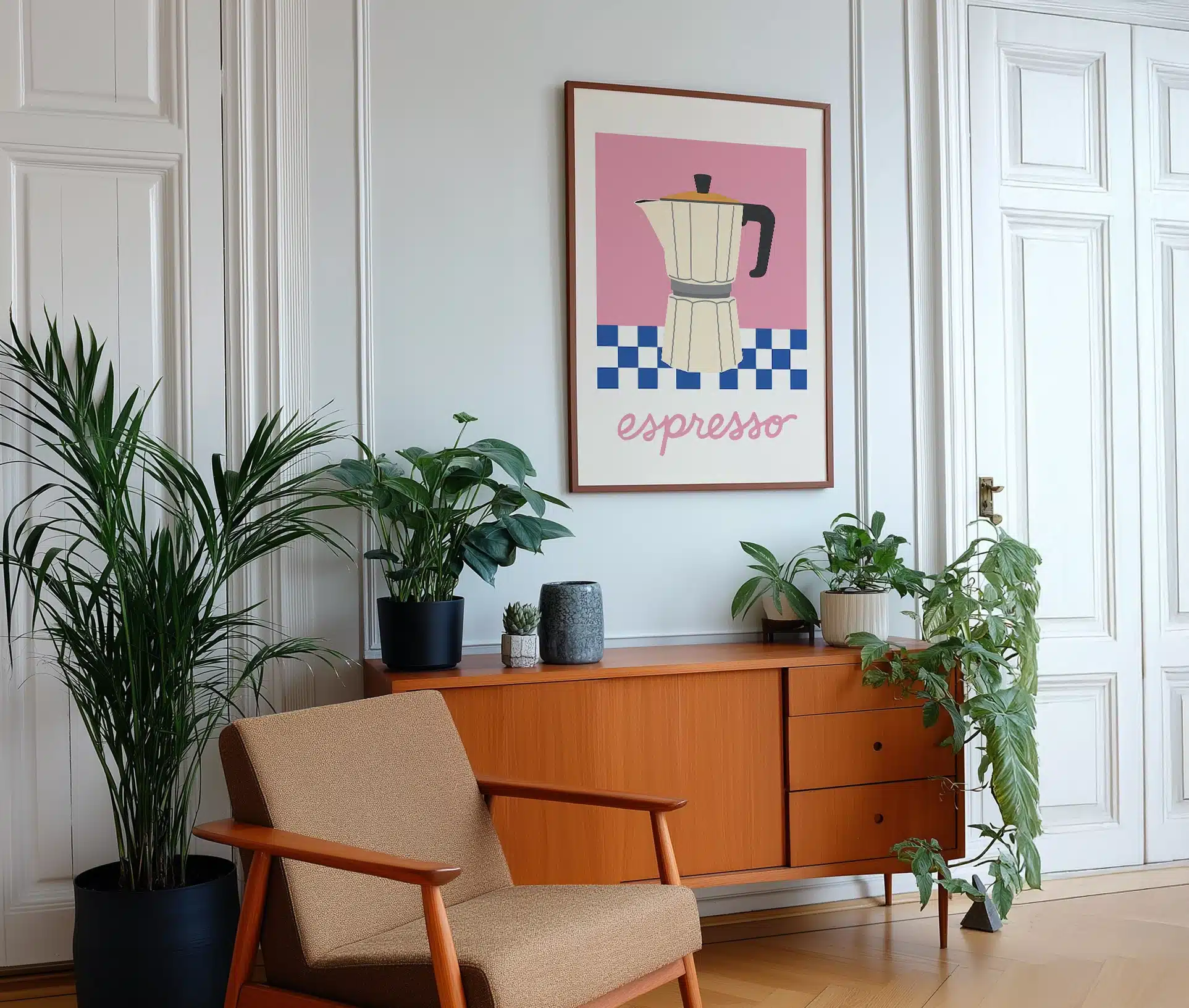 Farverig kaffeposter hængende over skænk med grønne planter.