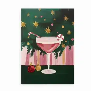 Farverig juleplakat med cocktailglas pyntet med candy cane foran juletræ.