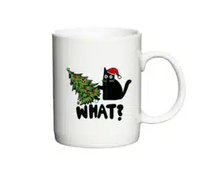 Hvid kaffekop med motiv af sort kat med nissehue, væltet juletræ og teksten “WHAT?”.