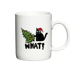 Hvid kaffekop med motiv af sort kat med nissehue, væltet juletræ og teksten “WHAT?”.