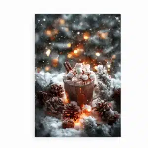 Plakat med varm kakao toppet med skumfiduser og kanel omgivet af sne, kogler og gran.