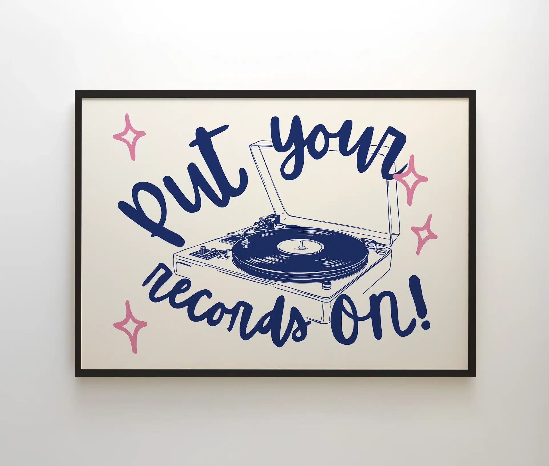 Plakat i sort ramme med motiv af pladespiller og tekst.