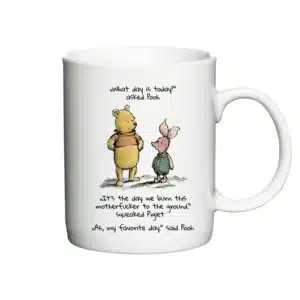 Hvid kaffekop med illustration af Plys og Grisling og citatet “What day is today?”