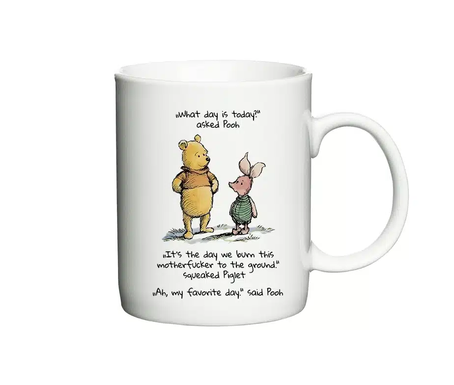 Hvid kaffekop med illustration af Plys og Grisling og citatet “What day is today?”