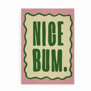 Typografisk plakat i lyserød, grøn og beige med teksten “Nice Bum.”