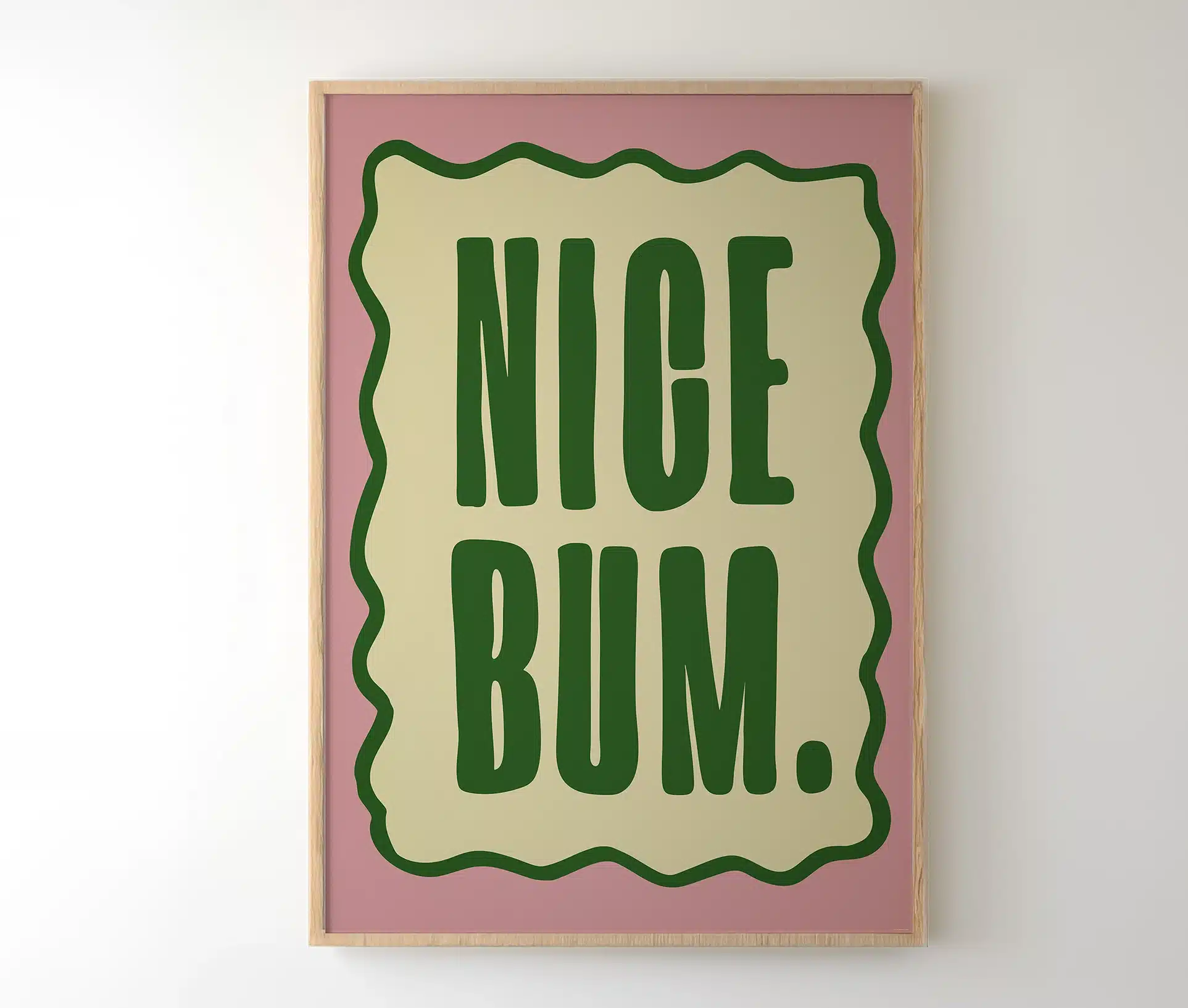 Farverig tekstplakat i træramme hængende på væg.