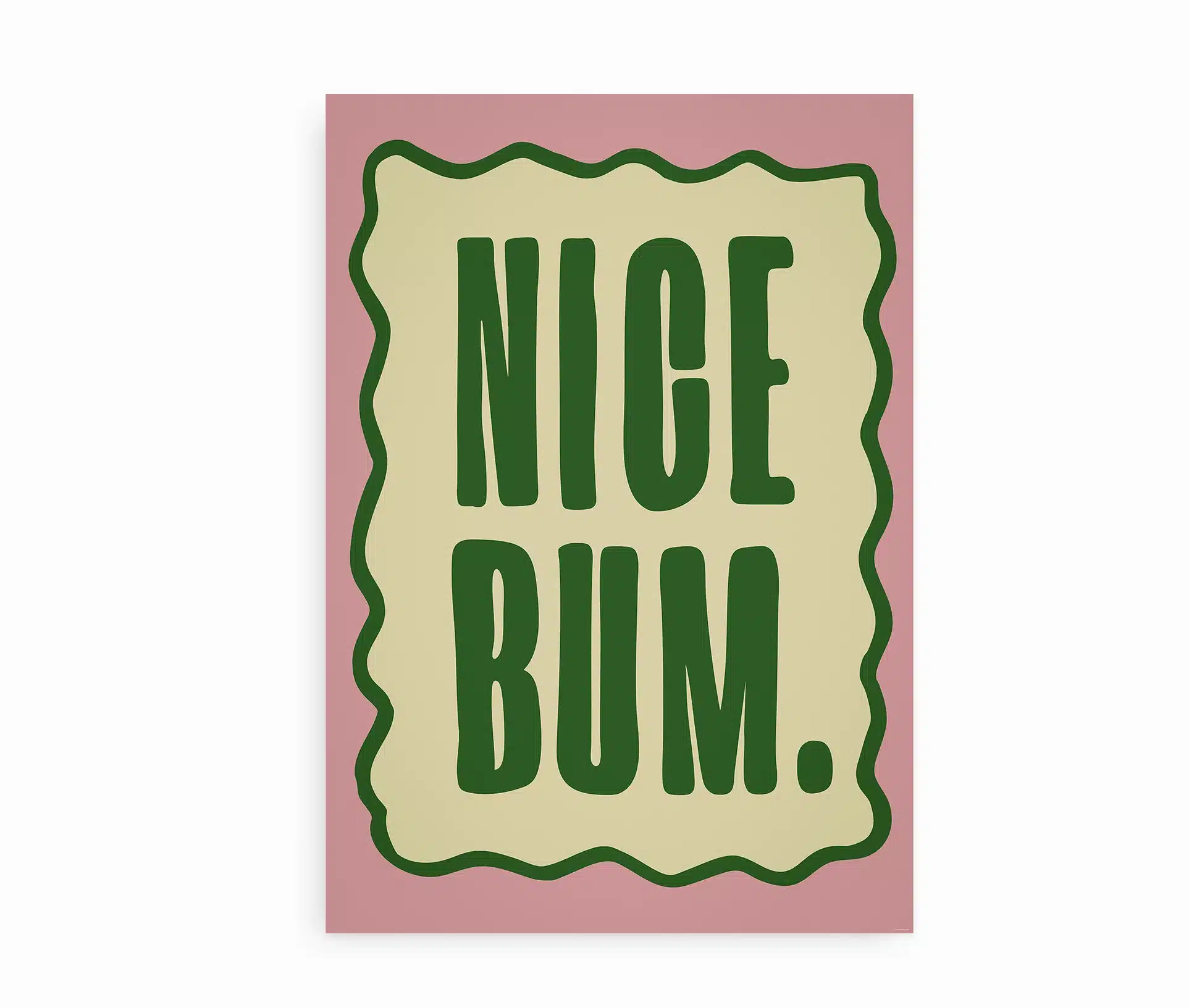 Typografisk plakat i lyserød, grøn og beige med teksten “Nice Bum.”