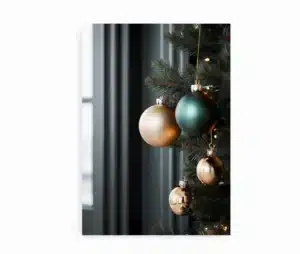 Plakat med grønne og gyldne julekugler hængende på grantræ foran vindue.