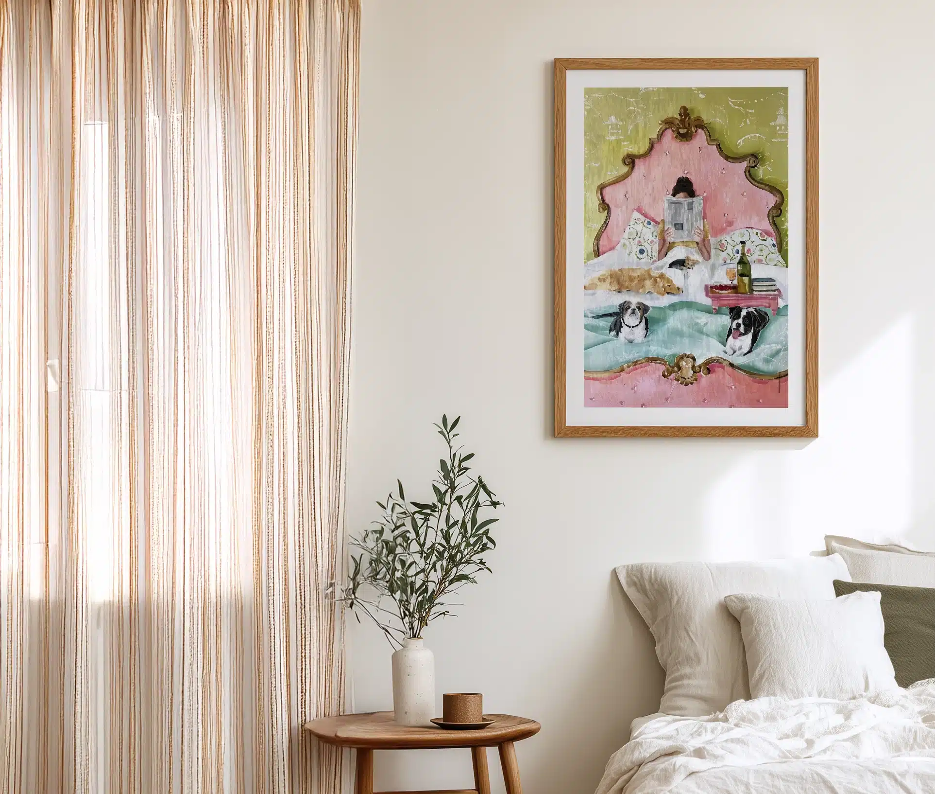 Plakat i træramme hængende over seng i lyst soveværelse.