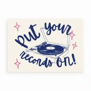 Plakat med illustration af en pladespiller og teksten “Put Your Records On” i blå skrift med lyserøde detaljer.