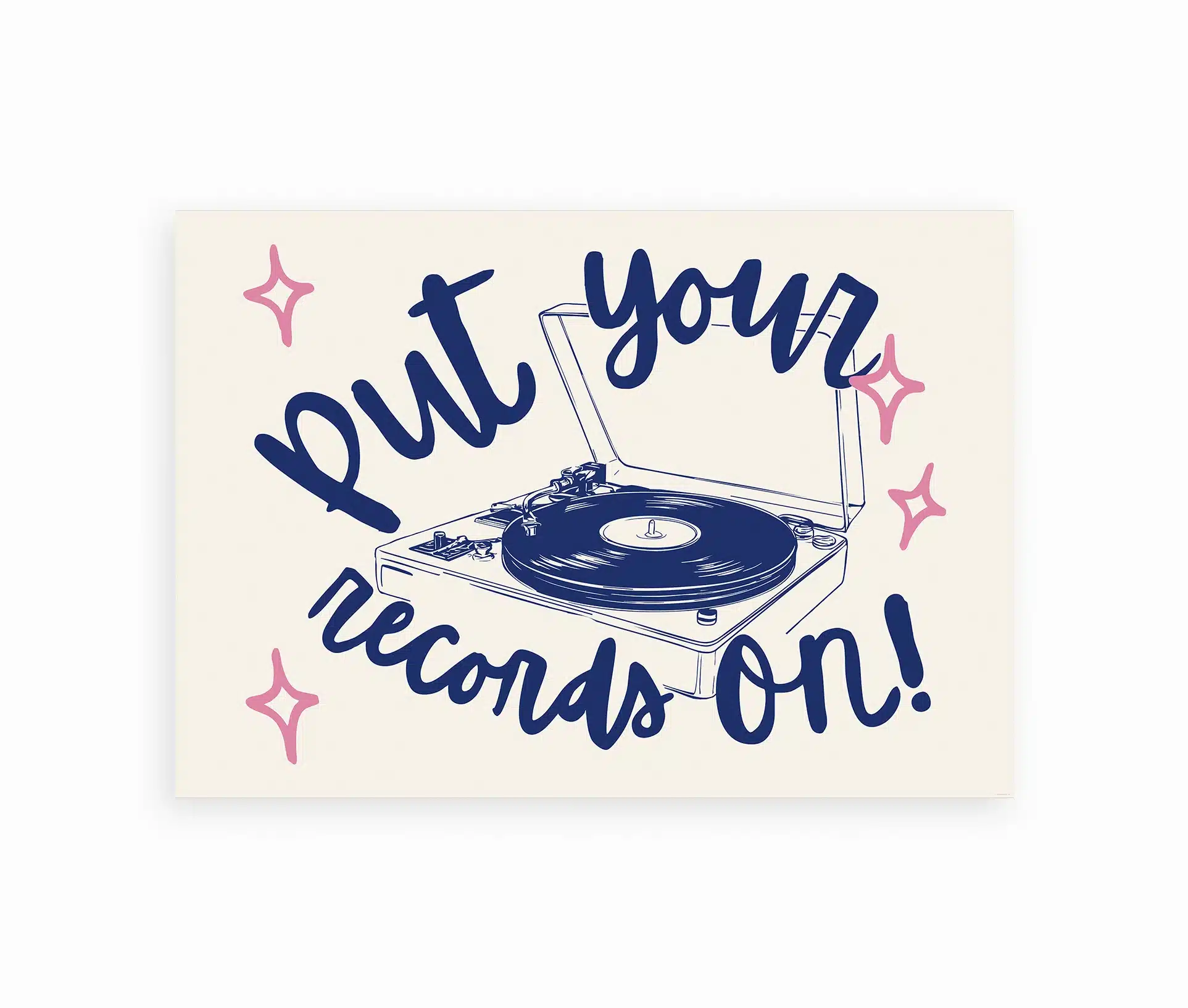 Plakat med illustration af en pladespiller og teksten “Put Your Records On” i blå skrift med lyserøde detaljer.