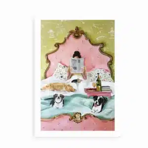 Kunstplakat med kvinde, der læser i sengen omgivet af hunde og kat, i lyse pastelfarver.