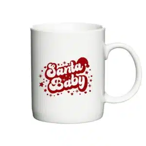 Hvidt julekrus med rød tekst “Santa Baby” omgivet af små stjerner – perfekt krus til jul og julehygge.