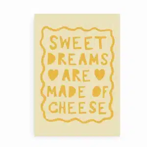 Køkkenplakat med teksten “Sweet Dreams Are Made of Cheese” i gule bogstaver