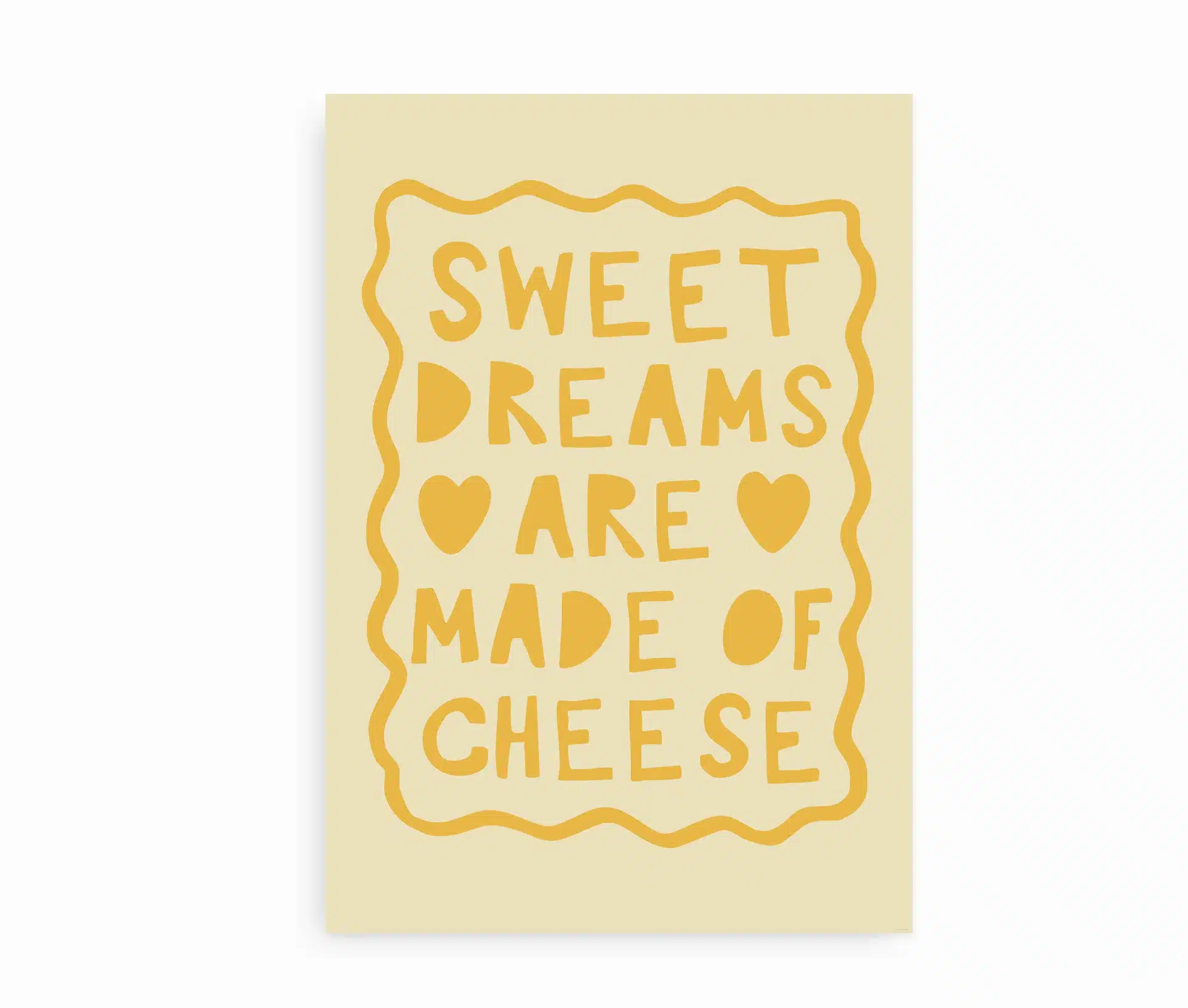 Køkkenplakat med teksten “Sweet Dreams Are Made of Cheese” i gule bogstaver