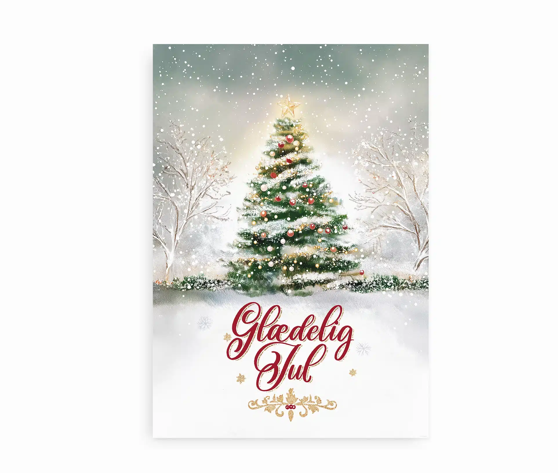Juleplakat med smukt pyntet juletræ i sne og teksten “Glædelig Jul”.