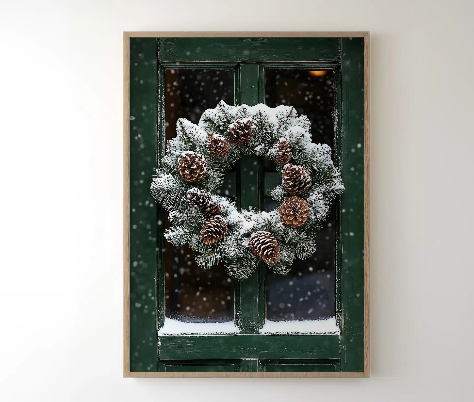 Juleplakat med grøn dør og sneklædt julekrans i træramme hængende på væg.