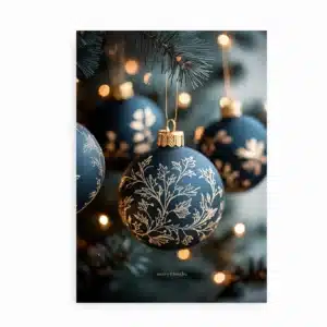 Plakat med mørkeblå julekugler med gyldent mønster og julelys i baggrunden.