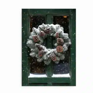 Plakat med grøn dør og julekrans med kogler dækket af sne. Snefnug falder udenfor.