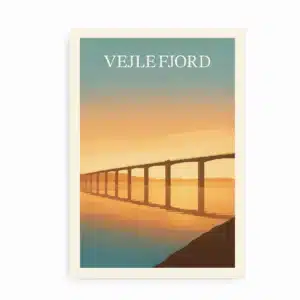 Illustreret plakat af Vejlefjordbroen i solnedgang. Broen spejler sig i vandet i roligt, minimalistisk design.