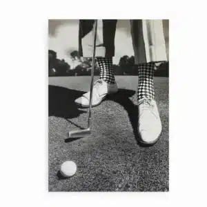 Sort/hvid plakat med golfmotiv. Nærbillede af golfsko, tjekkede sokker og golfkølle klar til slag.