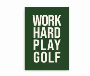 Plakat med teksten “Work Hard Play Golf” i hvid på mørkegrøn baggrund.