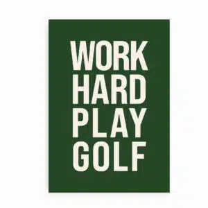 Plakat med teksten “Work Hard Play Golf” i hvid på mørkegrøn baggrund.