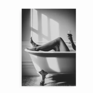 Sort/hvid plakat med person i fritstående badekar, der holder et glas vin i hånden.