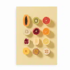 Fotoplakat med forskellige halverede frugter arrangeret i grid på gul baggrund.
