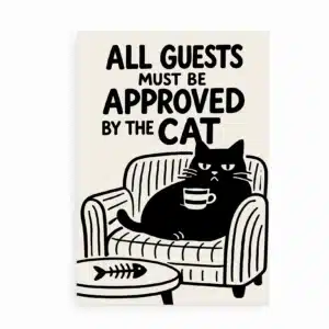 Sort kat sidder i lænestol med kaffekop og teksten All Guests Must Be Approved By The Cat