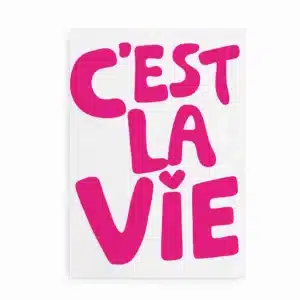 C'est La Vie typografisk plakat i pink med hjerte på hvid baggrund