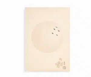 Japansk kunstplakat med fuldmåne, flyvende svaler og kirsebærblomster i varme cremefarver