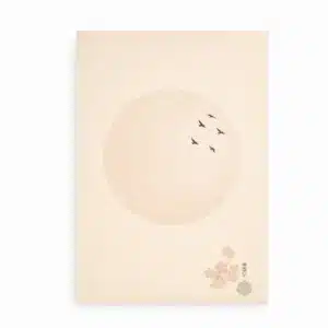 Japansk kunstplakat med fuldmåne, flyvende svaler og kirsebærblomster i varme cremefarver