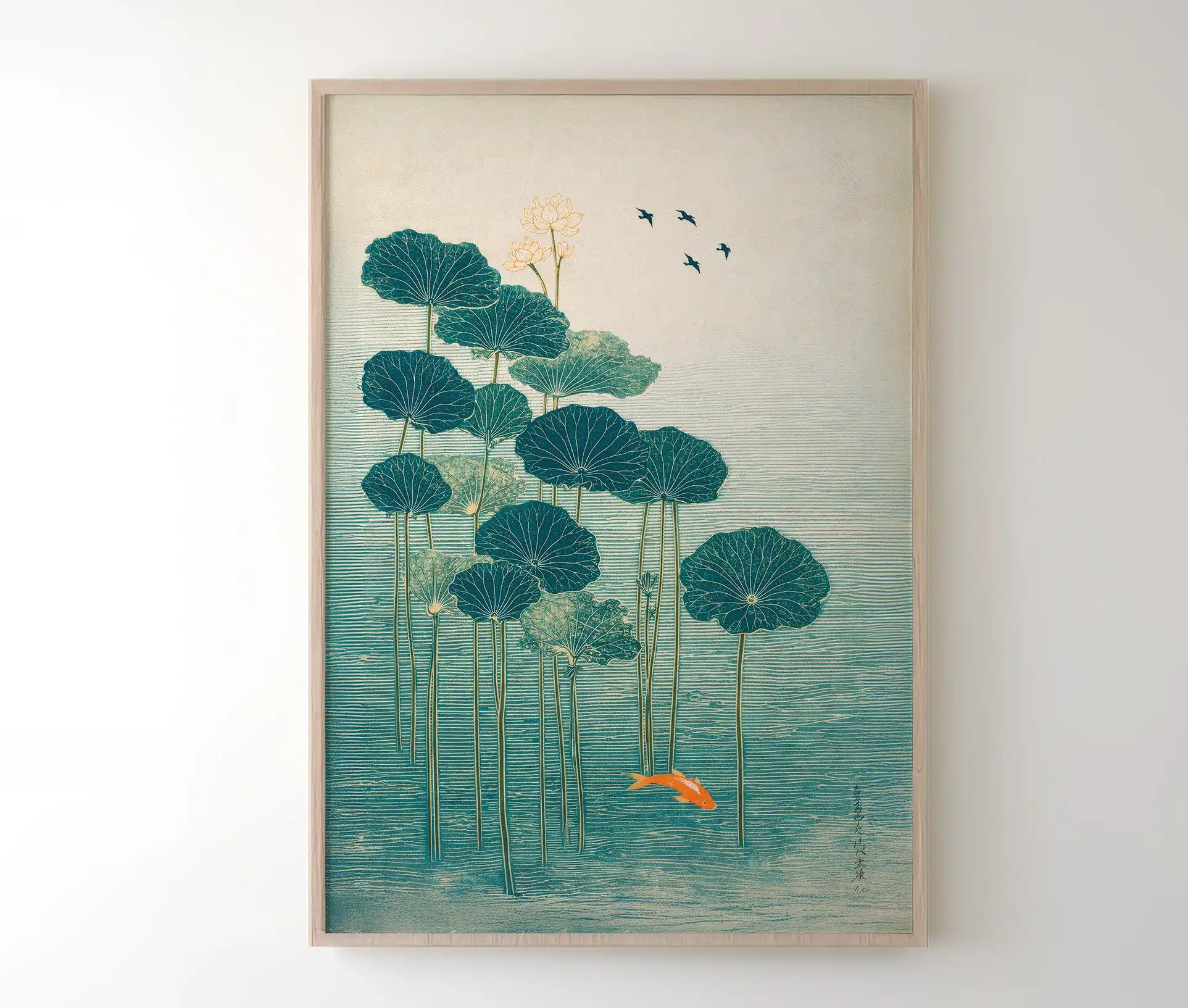 Indrammet japansk plakat med lotusdam og koi-fisk i lys træramme på hvid væg