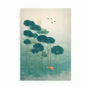 Japansk kunstplakat med lotusblade, lotusblomster og orange guldfisk i turkis dam med fugle i baggrunden