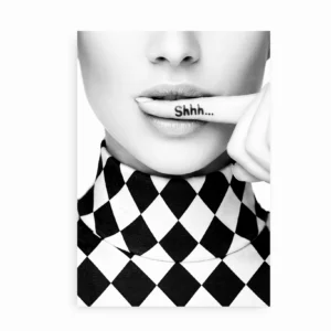 Sort/hvid plakat med kvinde der holder finger med Shhh tatovering foran læberne og harlekin mønstret turtleneck