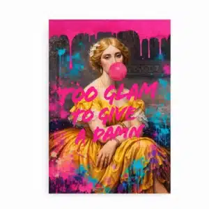 Pop art plakat med klassisk kvinde i gylden kjole der blæser tyggegummiboble med teksten Too Glam to Give a Damn