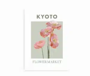 Kyoto Flower Market plakat med lyserøde valmuer på støvet grøn baggrund