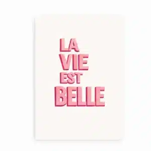La Vie Est Belle typografisk plakat med pink 3D-bogstaver på lys baggrund