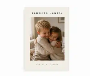Personlig familieplakat med foto af to søskende der krammer og teksten Familien Hansen