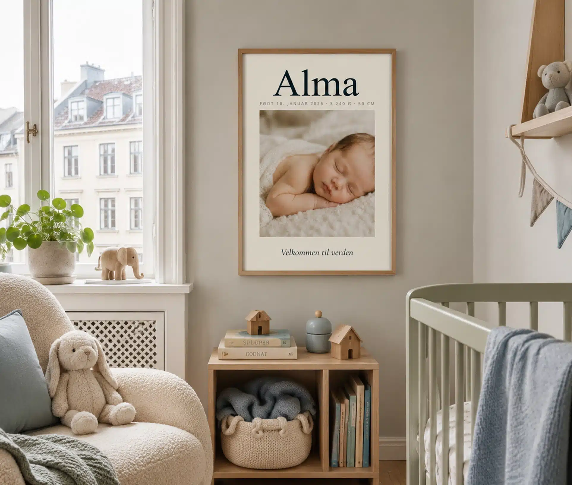 Fødselstavle ophængt i hyggeligt børneværelse med trærammer og legetøj
