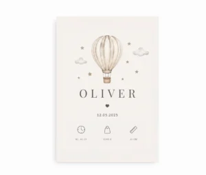 Personlig fødselstavle med luftballon, skyer og stjerner i beige farver med barnets navn Oliver og fødselsoplysninger