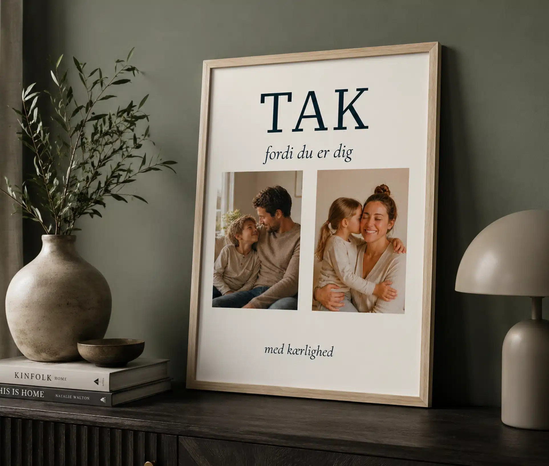 TAK plakat i træramme på mørkegrøn væg med moderne indretning