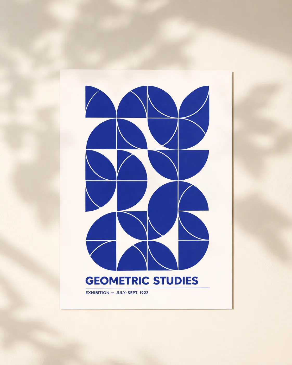 Geometric Studies plakat med blå geometriske former og halvkredse på hvid baggrund
