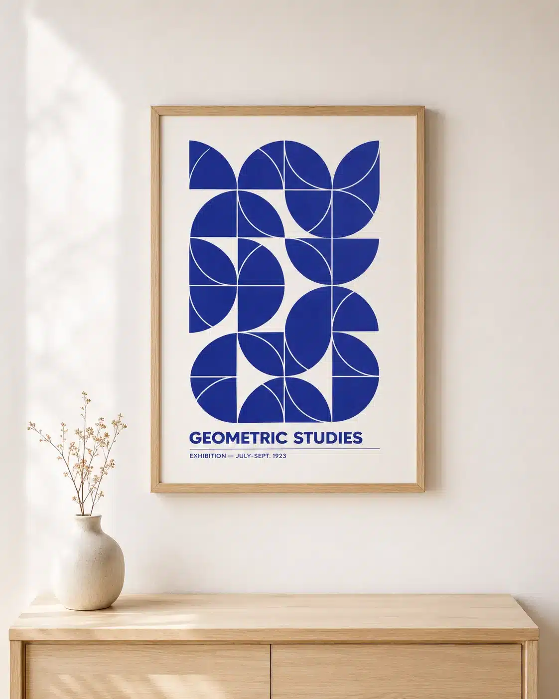 Geometric Studies plakat over minimalistisk trækommode med vase