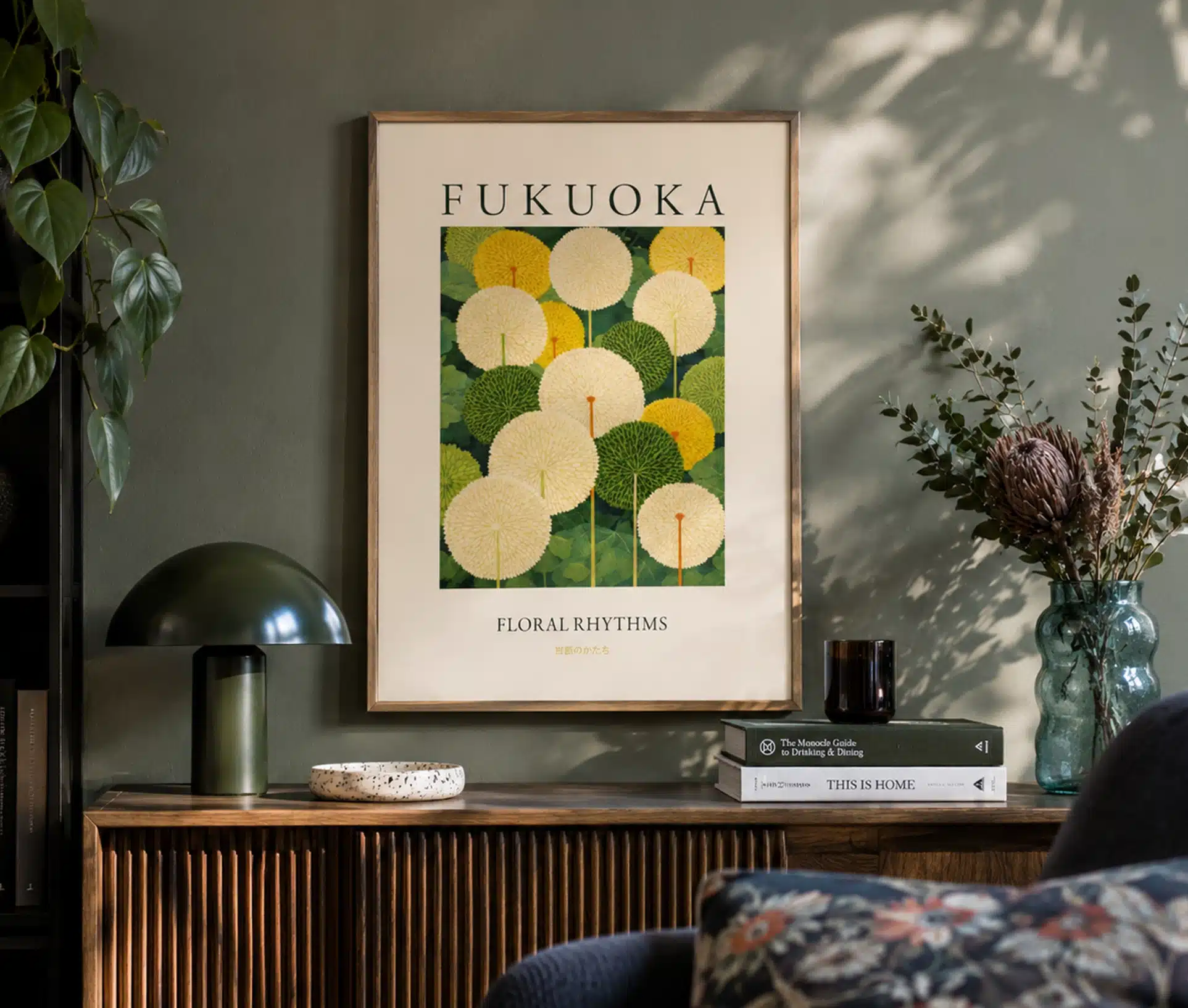 Fukuoka kunstplakat i stue med grønne planter og bøger