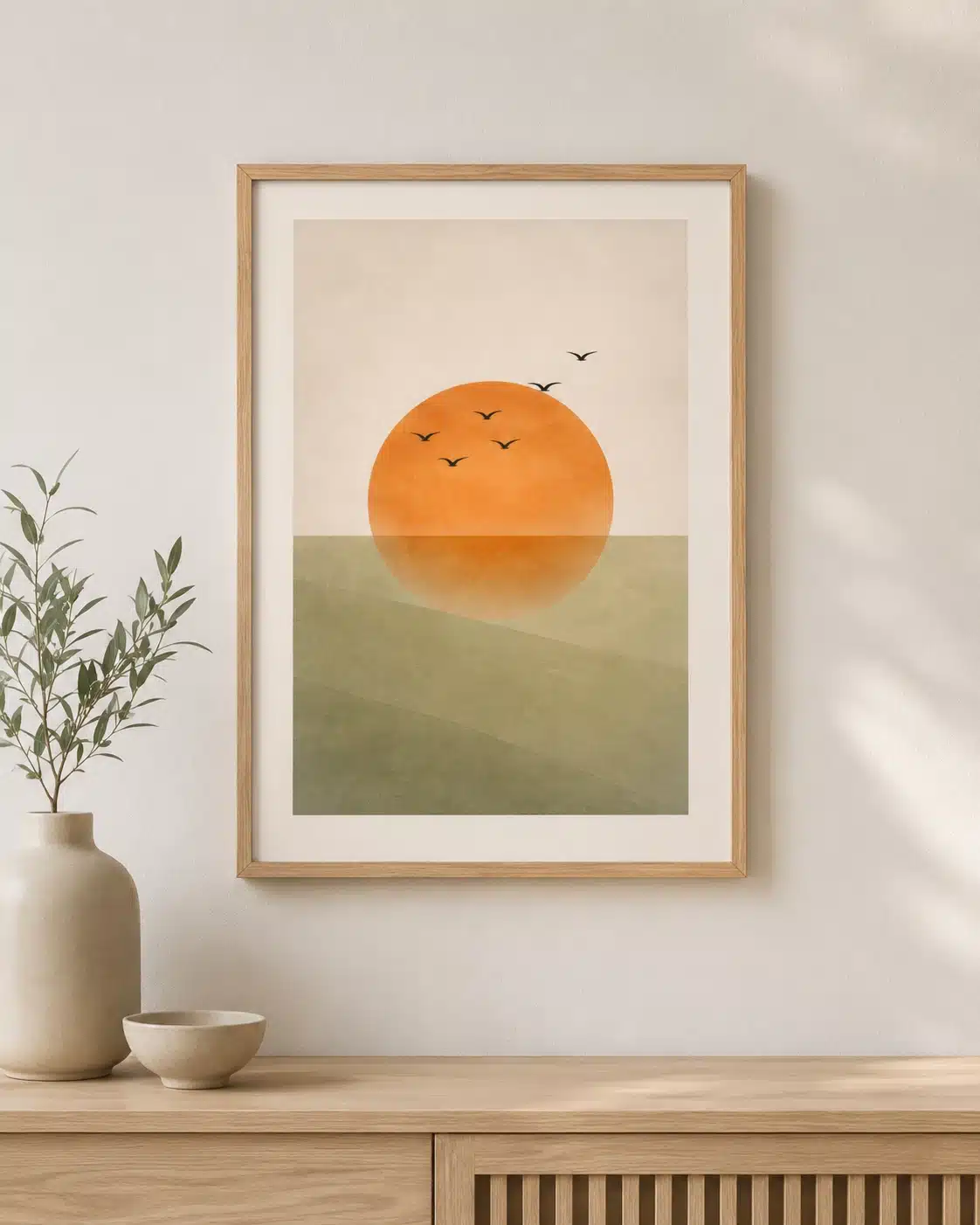 Minimalistisk solplakat i ramme på hvid væg med keramikvaser